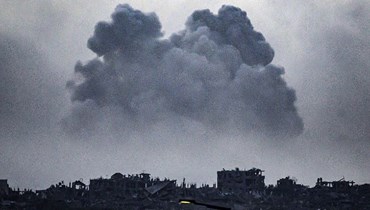دخان يتصاعد بعد غارة إسرائيلية على شمال غزة (23 ت2 2023 - أ ف ب).