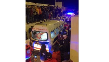 سيارة إسعاف تنقل الجثمانين إلى طرابلس.