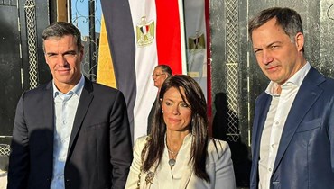 وزيرة التعاون الدولي المصرية رانيا المشاط (وسط) وسانشيز (الى اليسار) ودي كرو (الى اليمين) يزورون الجانب المصري لمعبر رفح الحدودي مع قطاع غزة شمال شرق سيناء (24 ت2 2023، أ ف ب). 