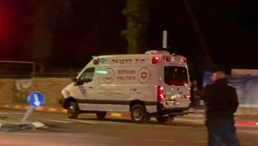 سيّارة إسعاف تنقل رهائن جنوب تل أبيب (أ ف ب). 