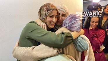 لحظات العناق الأولى لإحدى الأسيرات الفلسطينيات مع ذويها.