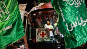 حافلة للصليب الأحمر الدولي تقلّ الأسرى المحرّرين من السجون الإسرائيلية (أ ف ب).