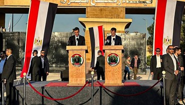 سانشيز (الى اليسار) دي كرو يعقدان مؤتمرا صحافيا مشتركا عند الجانب المصري لمعبر رفح الحدودي مع قطاع غزة في شمال شرق سيناء (24 ت2 2023ـ أ ف ب).