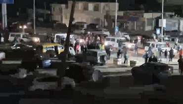 لقطة من فيديو لوكالة فرانس برس، يظهر مركبات تابعة للصليب الأحمر الدولي يقال إنها تحمل رهائن أطلقتهم حماس في قطاع غزة متجهة نحو معبر رفح الحدودي مع مصر قبل نقلهم إلى إسرائيل (26 ت2 2023، أ ف ب). 