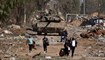  فلسطينيون يفرّون من شمال غزة مع بدء الهدنة، متجاوزين دبابات الجيش الإسرائيلي الضخمة. (أ ف ب)