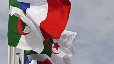 صورة ارشيفية- علما فرنسا والجزائر يرفرفان في الجزائر العاصمة (9 ت1 2022، أ ف ب).