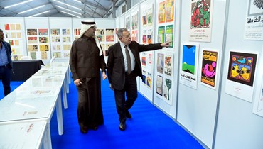 الرئيس فؤاد السنيورة والسفير السعودي وليد بخاري في معرض الكتاب في بيروت.