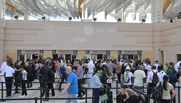 حشد من الإعلاميين ينتظرون أمس لتسلّم بطاقاتهم لدخول "كوب 28". (نبيل إسماعيل).