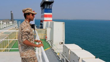 سفينة الشحن التي استولى عليها الحوثيون في ميناء على البحر الأحمر (أ ف ب).