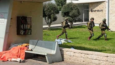 جنود إسرائيليّون يؤمّنون منطقةفي مدينة سديروت بعد هجوم "حماس"  (7 تشرين الأوّل - 2023).