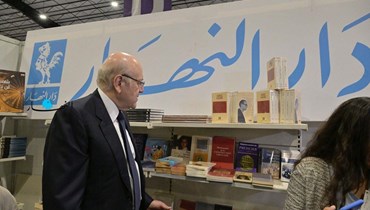 الرئيس نجيب ميقاتي أمام "دار النهار" في معرض بيروت للكتاب (حسن عسل).