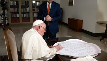 البابا فرنسيس يوقّع على الإعلان.
