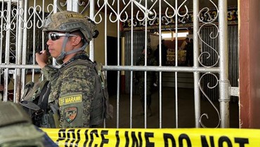 جنود انتشروا عند مدخل صالة للألعاب الرياضية بعد انفجار عبوة في جامعة ولاية مينداناو في ماراوي بمقاطعة لاناو ديل سور (3 ك1 2023، أ ف ب). 