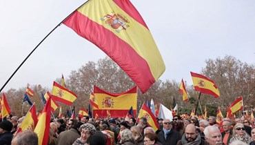 متظاهرون في مدريد احتجاجا على مشروع قانون العفو عن انفصاليين كاتالونيين (3 ك1 2023، أ ف ب). 