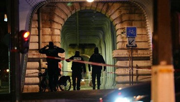 شرطيون انتشروا في موقع الهجوم في باريس (2 ك1 2023، أ ف  ب).