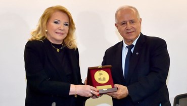 الوزيرة ليلى الصلح حماده تمنح أوّل ميدالية تحمل اسم الرئيس رياض الصلح إلى البروفسور سليم دكاش.