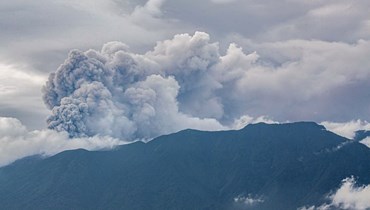  يتدفّق الرماد من جبل ميرابي أثناء ثوران البركان (أ ف ب). 