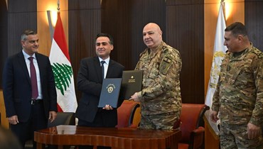 توقيع اتفاق بين قائد الجيش جويف عون والوزير علي حمية.