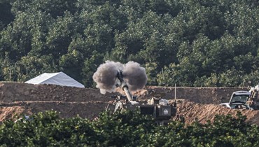 دبابة إسرائيلية بالقرب من الحدود مع قطاع غزة (أ ف ب). 