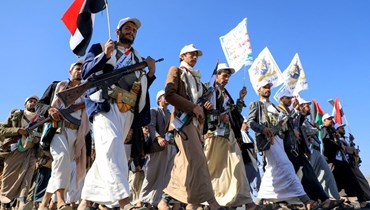 يمنيّون مسلّحون خلال مسيرة تضامنيّة مع شعب غزة، في العاصمة صنعاء (أ ف ب). 