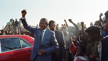 صورة ارشيفية- مانديلا يحيي أنصاره في بويباتونغ (9 تموز 1991، أ ف ب). 