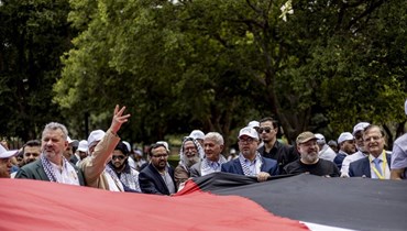 مؤيدون للفلسطينيين خلال تظاهرة إلى مبنى الاتحاد في بريتوريا، لإحياء ذكرى مانديلا (5 ك1 2023، أ ف ب). 