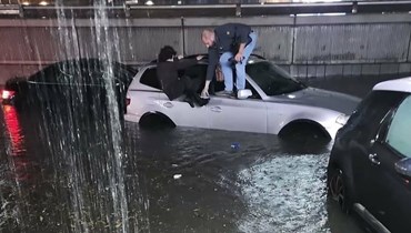 الأمطار أغرقت المواطنين الذين علقوا في سياراتهم لساعات (الصورة في انطلياس).