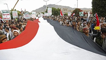 صورة ارشيفية- أنصار للحوثيين يرددون هتافات ويحملون لافتات كتب عليها "الموت لأميركا، الموت لإسرائيل"، خلال مسيرة في صنعاء (26 آذار 2023، أ ب).  