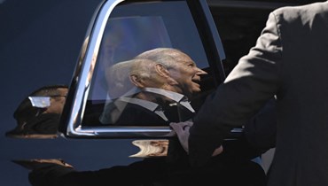 تنعكس صورة الرئيس الأميركي جو بايدن على نافذة سيارته بعد وصوله إلى مطار كولورادو (أ ف ب). ​