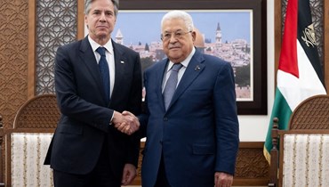 عباس مستقبلا وزير الخارجية الأميركي أنتوني بلينكن في رام الله بالضفة الغربية (30 ت2 2023، أ ف ب). 