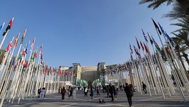 أشخاص يزورون المكان الذي يستضيف قمة الأمم المتحدة للمناخ في دبي (10 ك1 2023، أ ف ب).