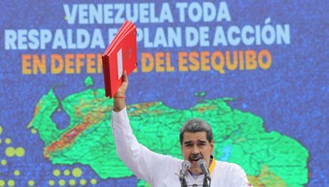 مادورو يتكلم خلال اجتماع خارج قصر ميرافلوريس الرئاسي في كراكاس (8 ك1 2023، أ ف ب).