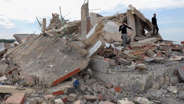 مواطنون عاينون منزلاً دمره القصف الإسرائيلي في بلدة مجدل زون الجنوبية.