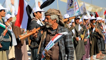 يمني يحمل بندقية أثناء مشاركته في مسيرة للتعبير عن التضامن مع شعب غزة، في العاصمة صنعاء (أ ف ب). 