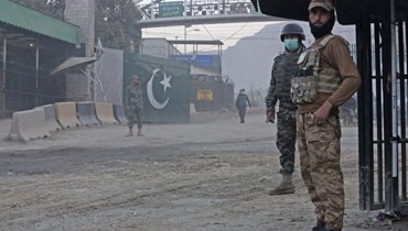 أفراد أمن أفغان وعناصر من شرطة الحدود الباكستانيّة على الحدود بين البلدين (أ ف ب). 