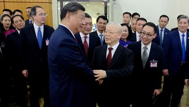 شي (الى اليسار) والأمين العام للحزب الشيوعي الفيتنامي نغوين فو ترونغ يتصافحان في المكتب المركزي للحزب الشيوعي الفيتنامي في هانوي (12 ك1 2023، أ ف ب). 