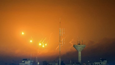 دخان فوق خان يونس في جنوب قطاع غزة خلال الغارات الإسرائيلية (أ ف ب).
