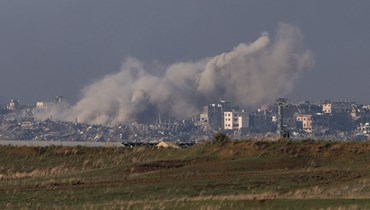 صورة ملتقطة في جنوب إسرائيل بالقرب من الحدود مع قطاع غزة، تظهر الدخان يتصاعد خلال قصف إسرائيلي على شمال غزة (12 ك1 2023، أ ف ب).