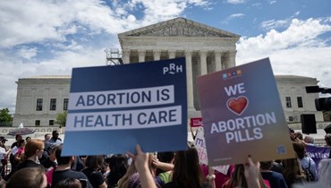 متظاهرون تجمعوا أمام المحكمة العليا الأميركية في واشنطن لدعم حقوق الإجهاض (15 نيسان 2023ـ أ ف ب). 