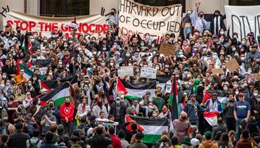 مظاهرة تضامنية مع غزّة في جامعة هارفارد بمدينة كامبردج. (أ ف ب)