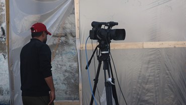 صحافي يعمل في ملجأ موقّت في رفح، جنوب قطاع غزة (أ ف ب). 
