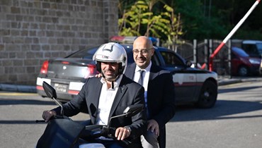 وزير البيئة في حكومة تصريف الأعمال ناصر ياسين مغادراً السرايا الحكوميّة على دراجة ناريّة (نبيل إسماعيل). 