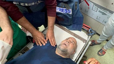الدحدوح يتلقى الرعاية الطبية في مستشفى ناصر بخان يونس جنوب قطاع غزة بعد إصابته (15 ك1 2023، أ ف ب).