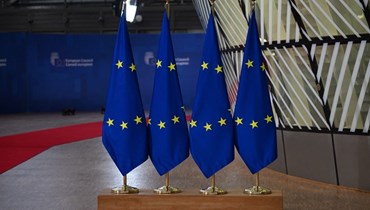 أعلام الاتحاد الأوروبي معروضة في المقر الأوروبي خلال قمة الاتحاد الأوروبي في بروكسيل (15 ك1 2023، أ ف ب).
