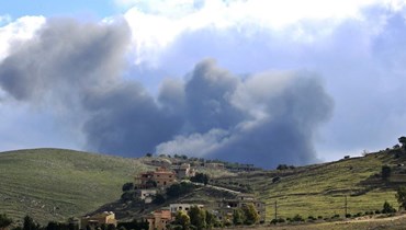 صورة مأخوذة من قرية عيترون بجنوب لبنان تظهر الدخان يتصاعد في الأفق جرّاء القصف الإسرائيلي (أ ف ب).