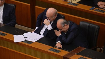 رئيس الحكومة ووزير التربية يحاولان أن يخفيا غرقهما في الضحك في مجلس النواب (نبيل إسماعيل).