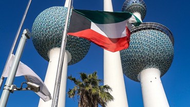 تنكيس العلم الوطني في الكويت العاصمة حداداً على الأمير الراحل الشيخ نواف الأحمد الصباح (19 ك1 2023 - أ ف ب).