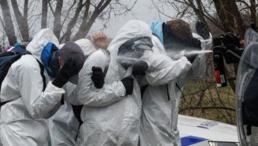 ضباط الشرطة يستخدمون رذاذ الفلفل ضد نشطاء البيئة من تحالف “كود ريد” خلال مظاهرة ضد صناعة الطيران في أنتويرب
