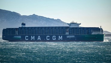  أكبر سفينة حاويات في العالم تعمل بالغاز الطبيعي، تابعة لشركة "سي أم إيه سي جي إم"، تبحر في خليج مرسيليا (أ ف ب). 