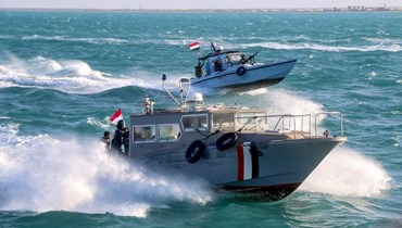 قارب يرفع علم اليمن (أ ف ب).